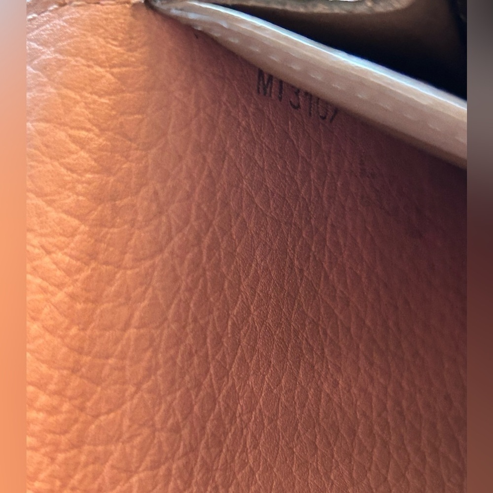 Louis Vuitton Capucines Wallet in Magnolia - Picture 15 of 16